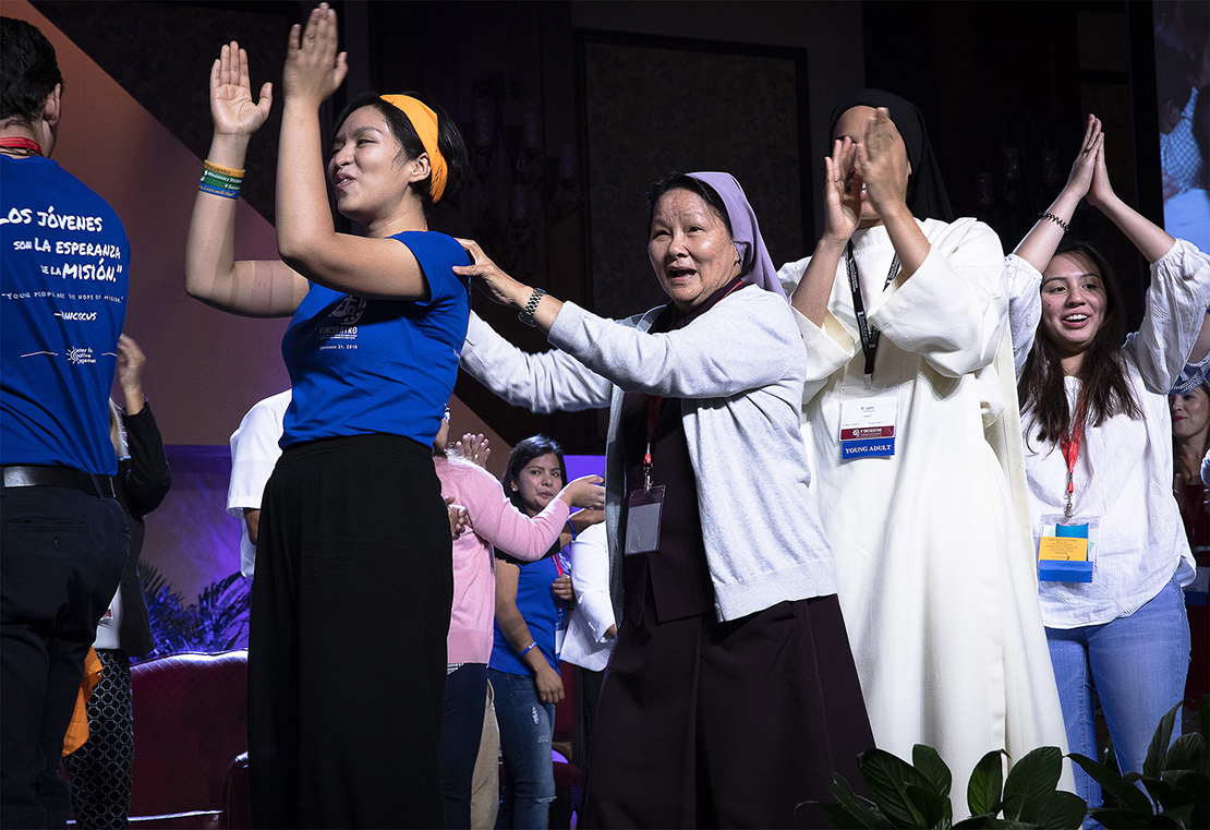 Delegates celebrateed the closing session of the Fifth National Encuentro, or V Encuentro, in Grapevine, Texas Sept. 23. The Sept. 20-23 gathering brought together more than 3,200 Hispanic Catholic leaders and about 125 bishops from across the country.