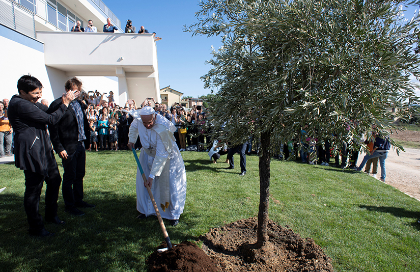 Pope Francis turned over soil during a visit Sept. 24 to Cittadella Cielo (“Heaven’s Citadel”), the headquarters of the New Horizons Community in Frosinone, Italy. The community is a lay movement that engages in evangelization and service to the disadvantaged, including young people dealing with addiction.