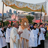 Crowd at Kansas City Eucharistic event urged to proclaim ‘Christ is king’ to ‘the heights’