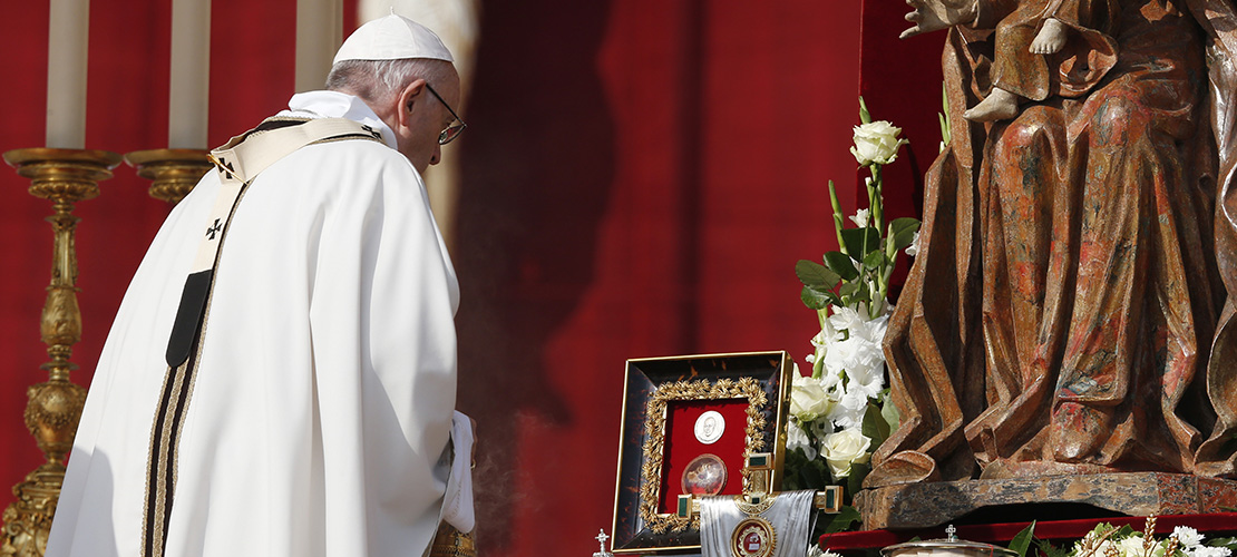 Saints risk all for love of Jesus, pope says at canonization Mass