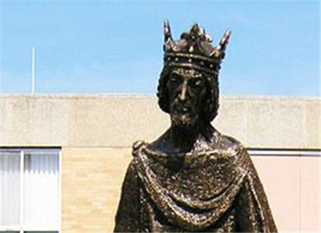Kenrick-Glennon Seminary’s ‘new’ statue highlights the charitable side of King Louis IX