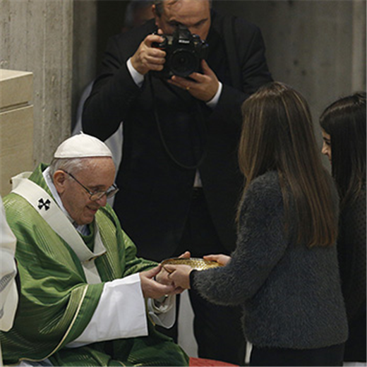 Give up gossiping for Lent, pope suggests