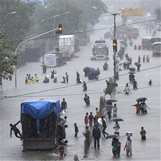 Mumbai Catholics open churches for thousands stranded by flooding