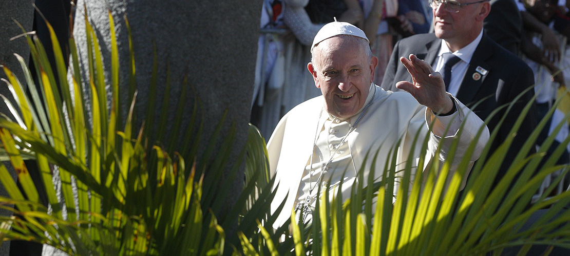Amid economic growth, pope urges Mauritius to care for the young, poor