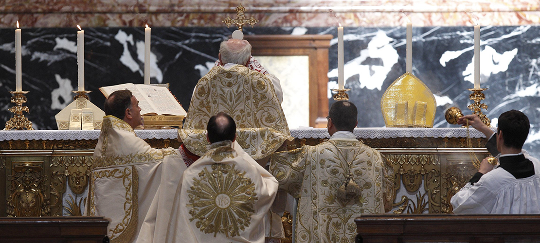 Appealing to need for unity, pope restores limits on pre-Vatican II Mass