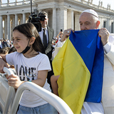 Look to the future, not to the past, pope tells families