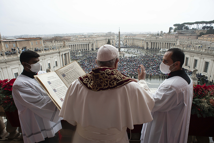 Pope Francis delivered the Christmas blessing “urbi et orbi” (to the city and the world) from the central balcony of St. Peter’s Basilica at the Vatican Dec. 25.