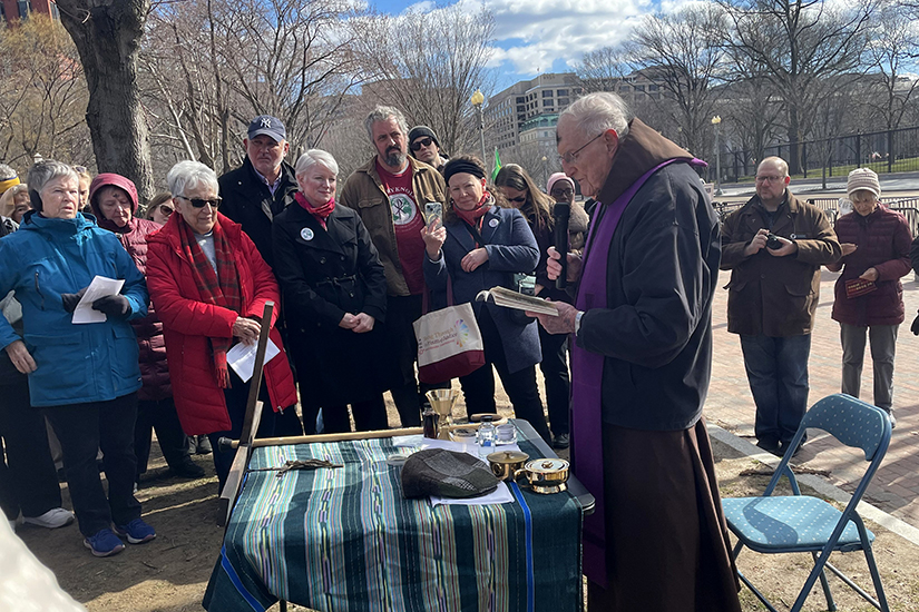 Franciscan Father Joe Nagle celebrated Mass on Ash Wednesday Feb. 14 in Washington’s Lafayette Park by the White House. The Mass was part of a “Lenten Ceasefire Campaign” launched by some Catholic and other Christian groups.