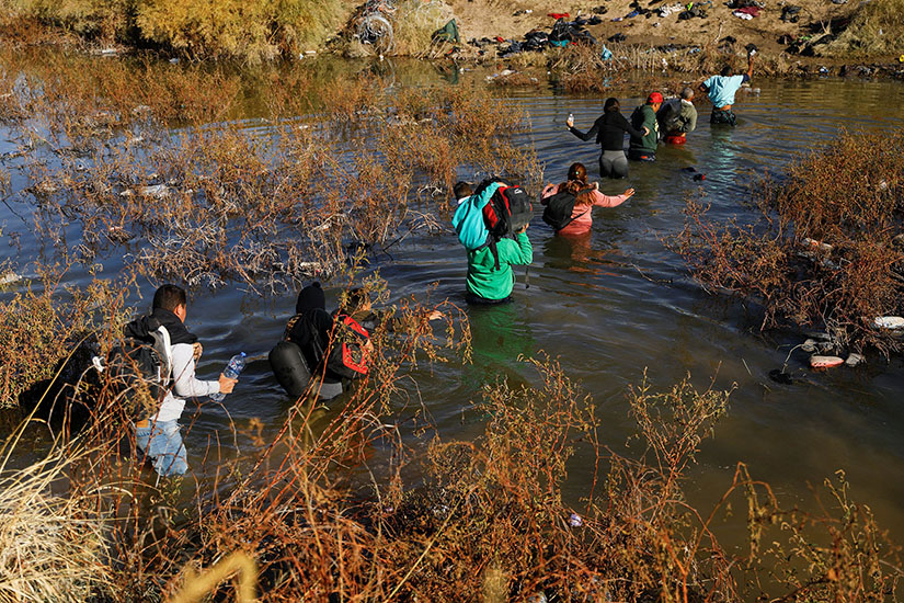 Migrants crossed the Rio Bravo, the border between the United States and Mexico, with the intention of turning themselves over to U.S. Border Patrol agents to request asylum, across from Ciudad Juarez, Mexico, on Dec. 18.